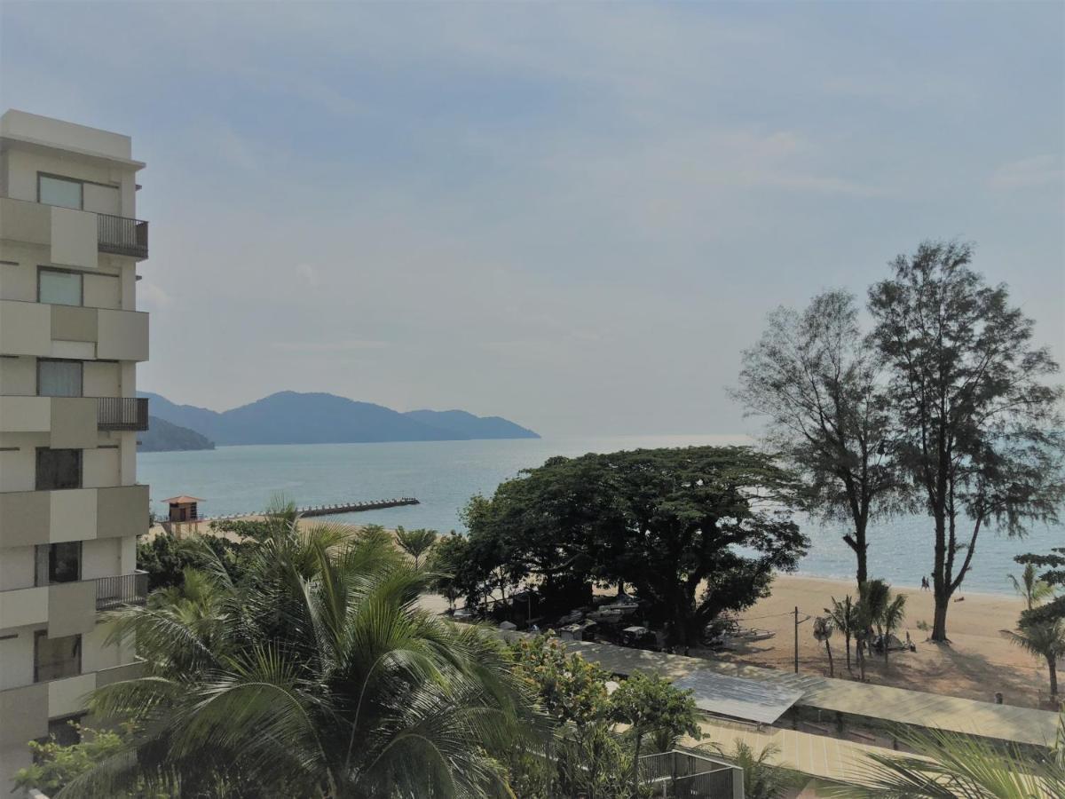 By The Sea@ Cozy Beachfront Home Batu Ferringhi Extérieur photo