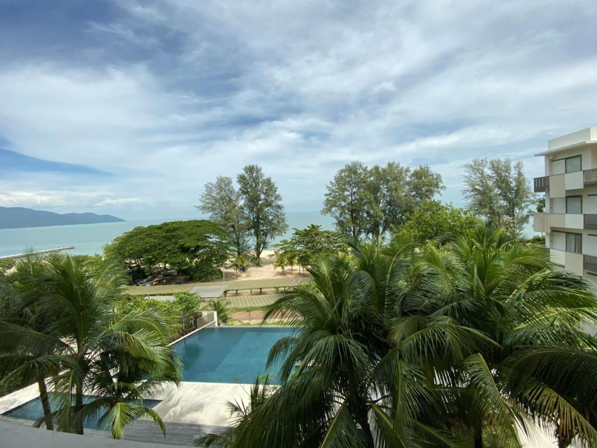 By The Sea@ Cozy Beachfront Home Batu Ferringhi Extérieur photo
