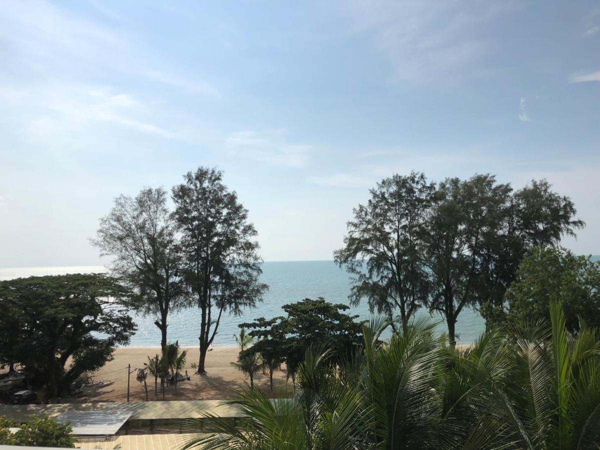 By The Sea@ Cozy Beachfront Home Batu Ferringhi Extérieur photo