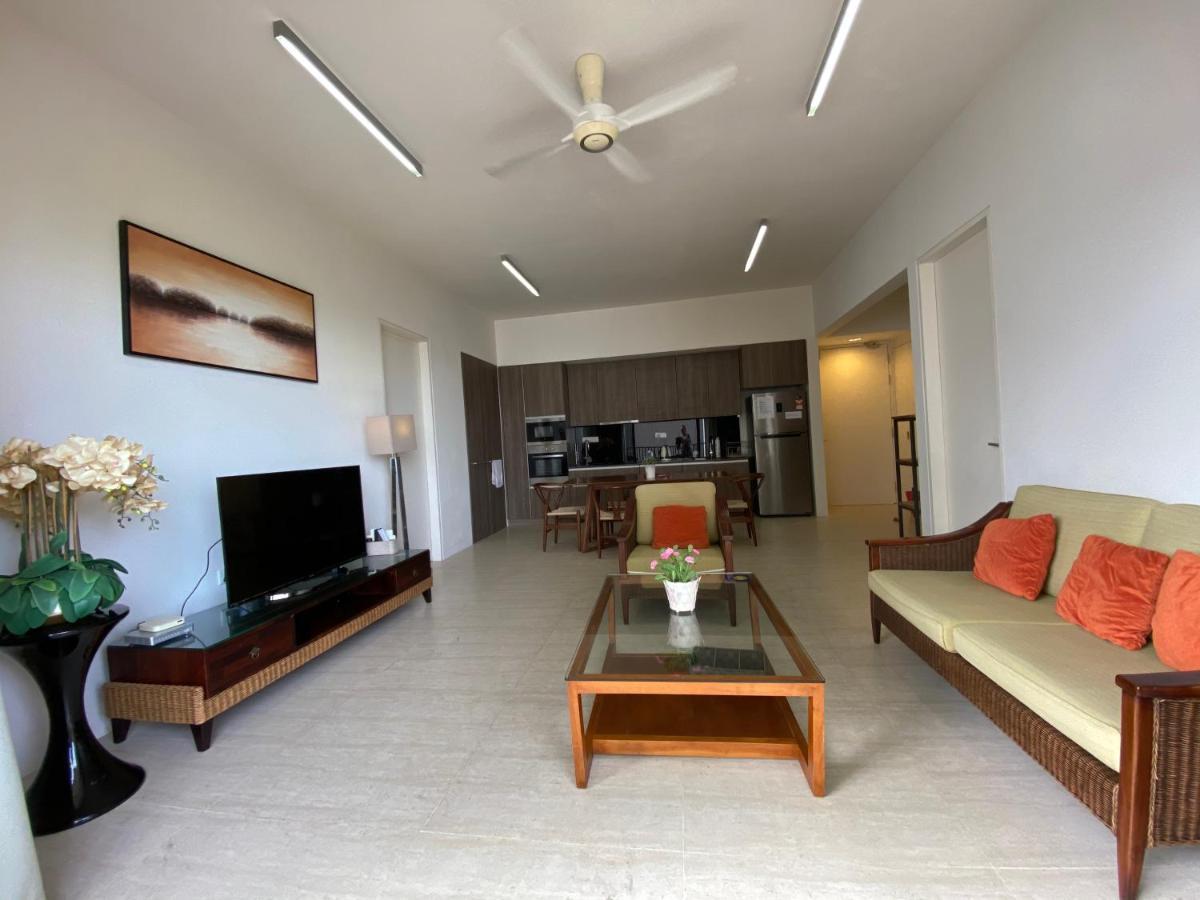 By The Sea@ Cozy Beachfront Home Batu Ferringhi Extérieur photo
