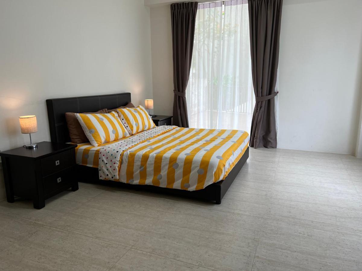 By The Sea@ Cozy Beachfront Home Batu Ferringhi Extérieur photo