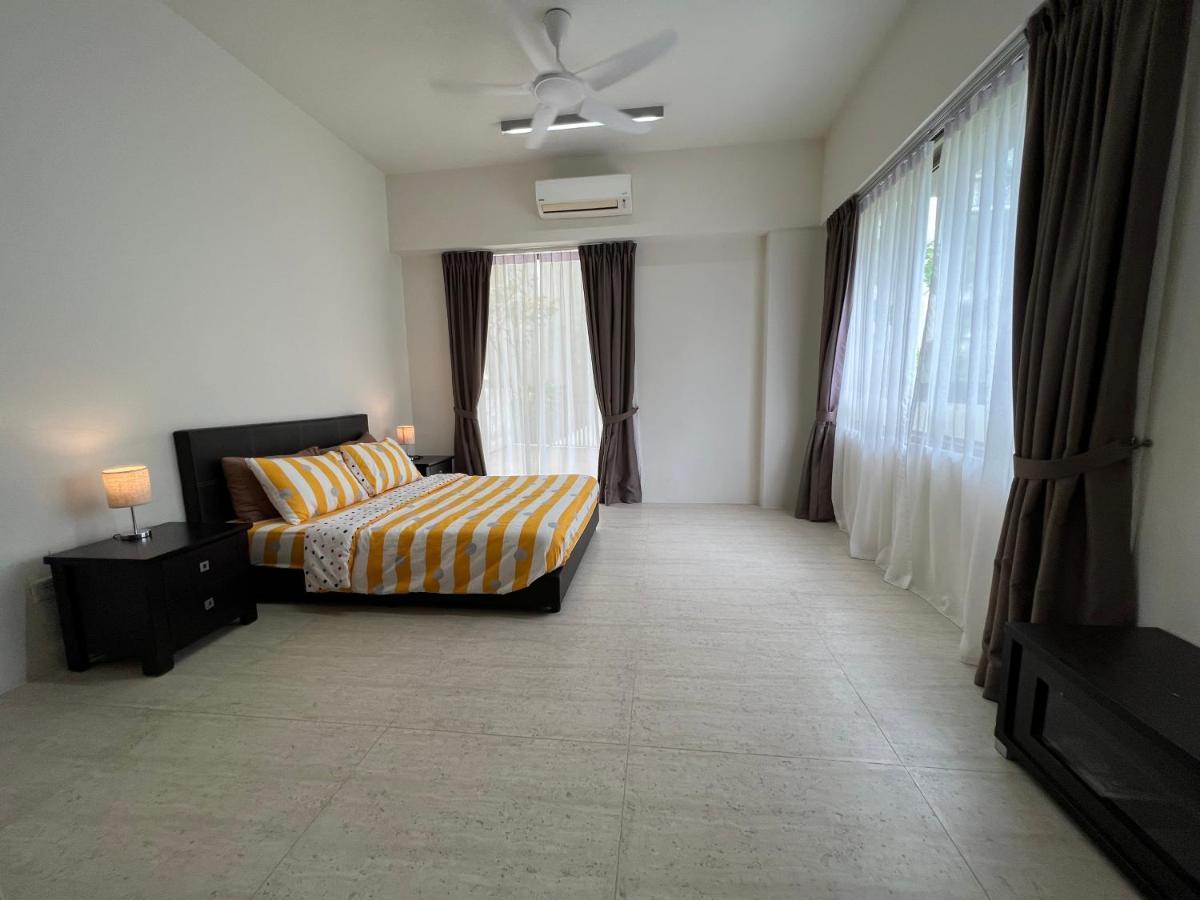 By The Sea@ Cozy Beachfront Home Batu Ferringhi Extérieur photo