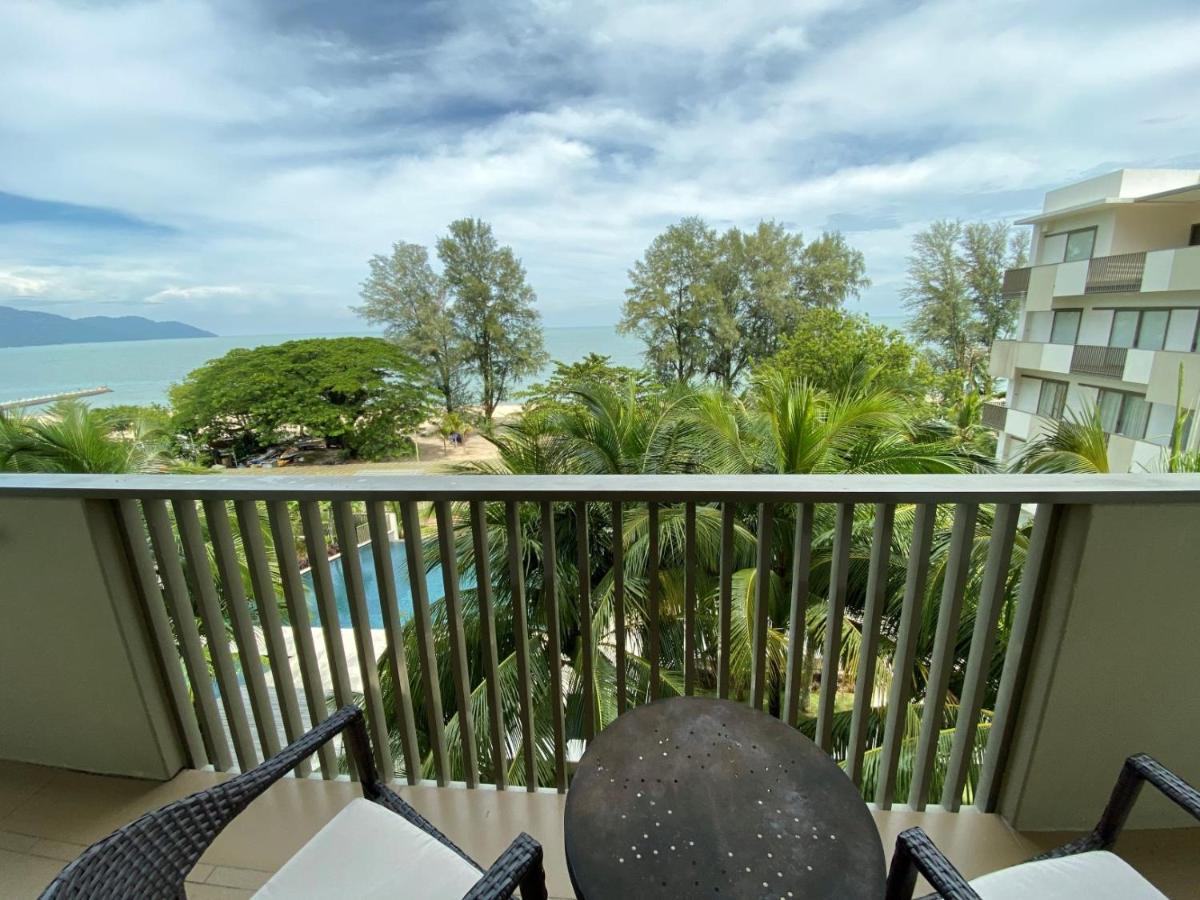 By The Sea@ Cozy Beachfront Home Batu Ferringhi Extérieur photo
