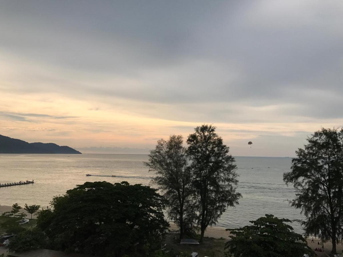 By The Sea@ Cozy Beachfront Home Batu Ferringhi Extérieur photo