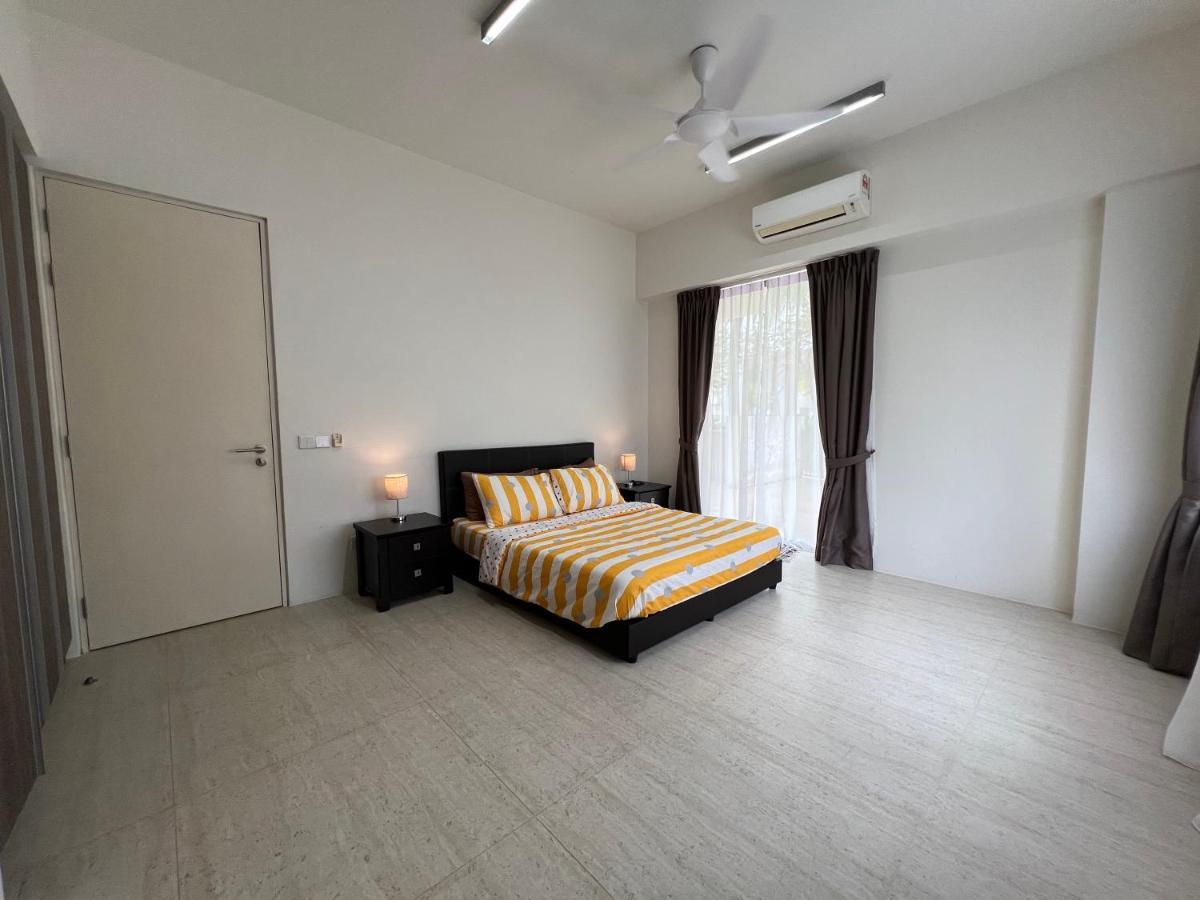By The Sea@ Cozy Beachfront Home Batu Ferringhi Extérieur photo